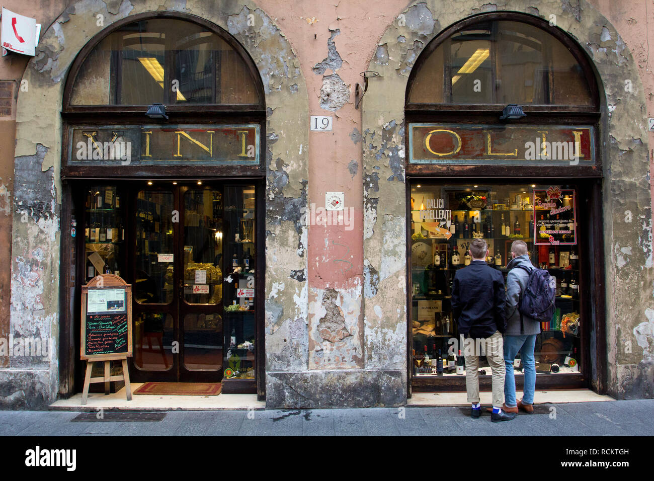 Vini e olii (Weine und Öle) - ein traditionelles Wein und Olivenöl Shop in Rom Stockfoto