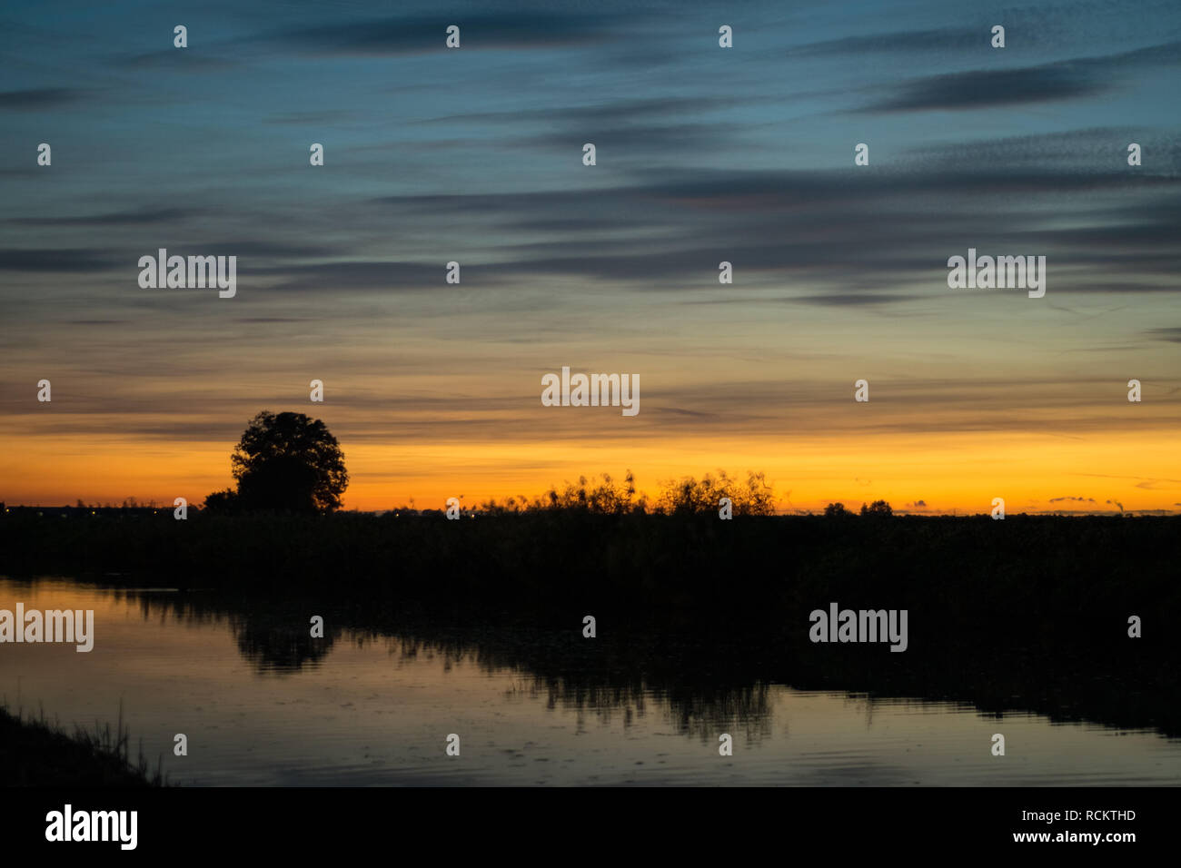 Farbenfroh und Moody Abendhimmel über einen Fluss in den Niederlanden Stockfoto