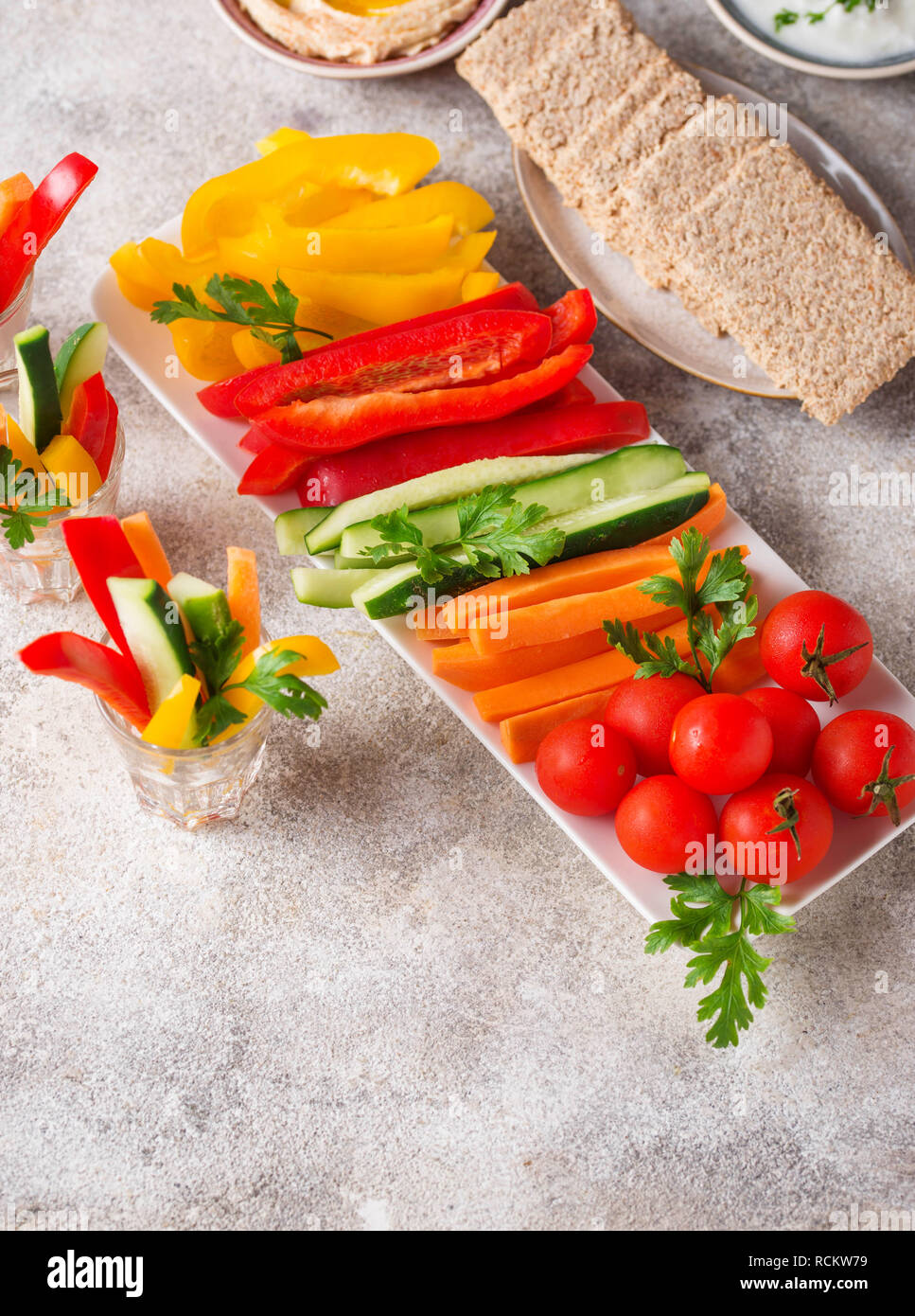 Gesunde Snacks. Gemüse und hummus Stockfoto
