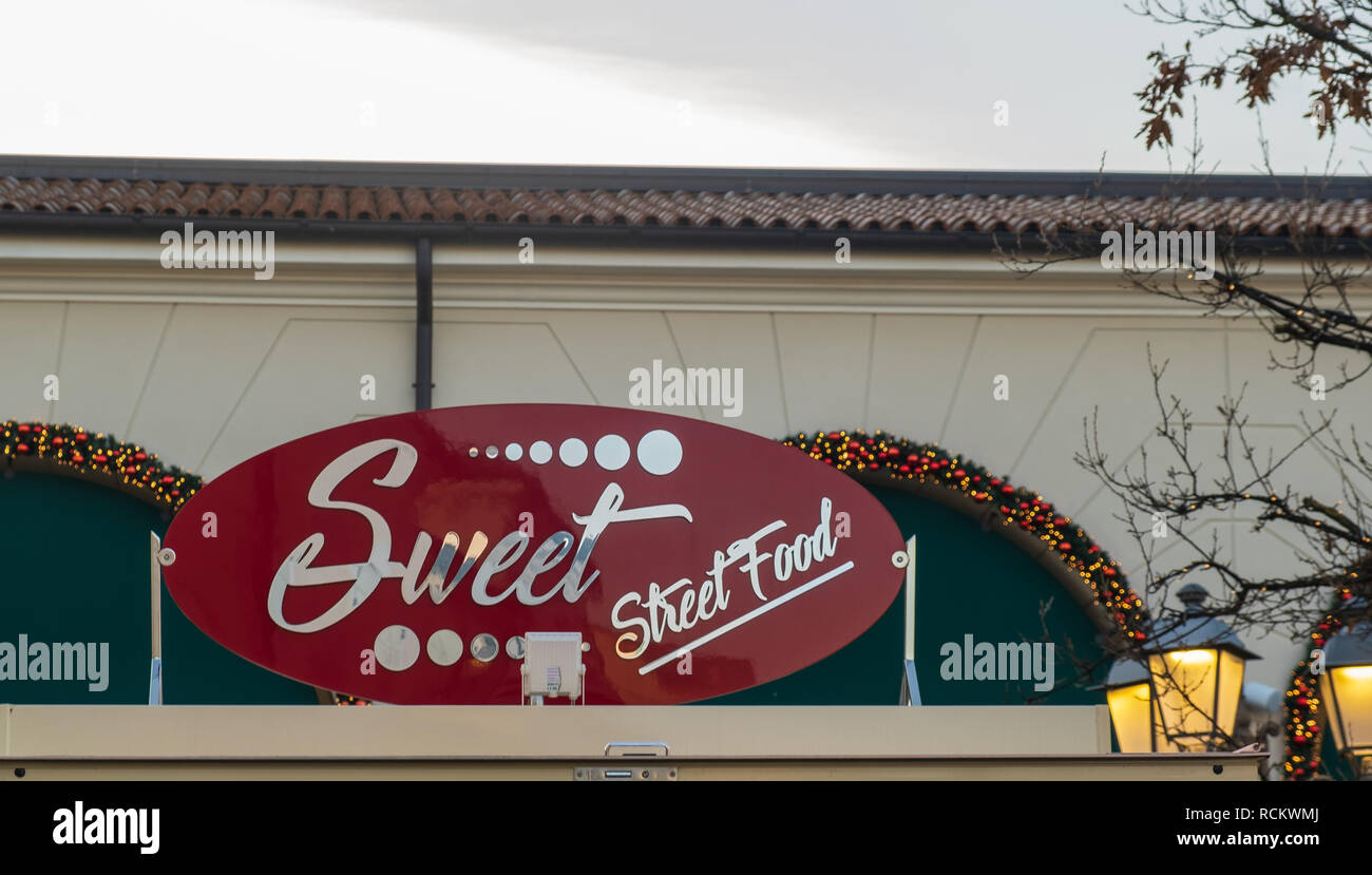 Street Food Namensschild in einem Platz in der Nähe der Straße mit einer Lampe in der Nähe. Stockfoto