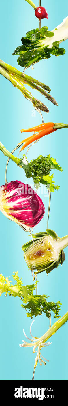 Frisches rohes Gemüse vor einem blauen Hintergrund Stockfoto