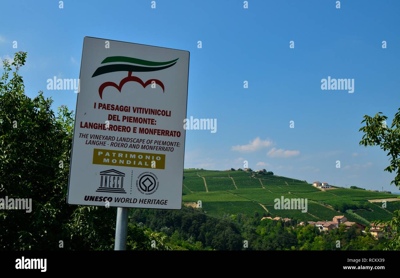 La Morra, Piemont, Italien. Juli 2018. Informative Zeichen zur Veranschaulichung der Weinbau Landschaften des Piemont: Langhe, Roero und Monferrato. Weltkulturerbe der UNESCO Stockfoto