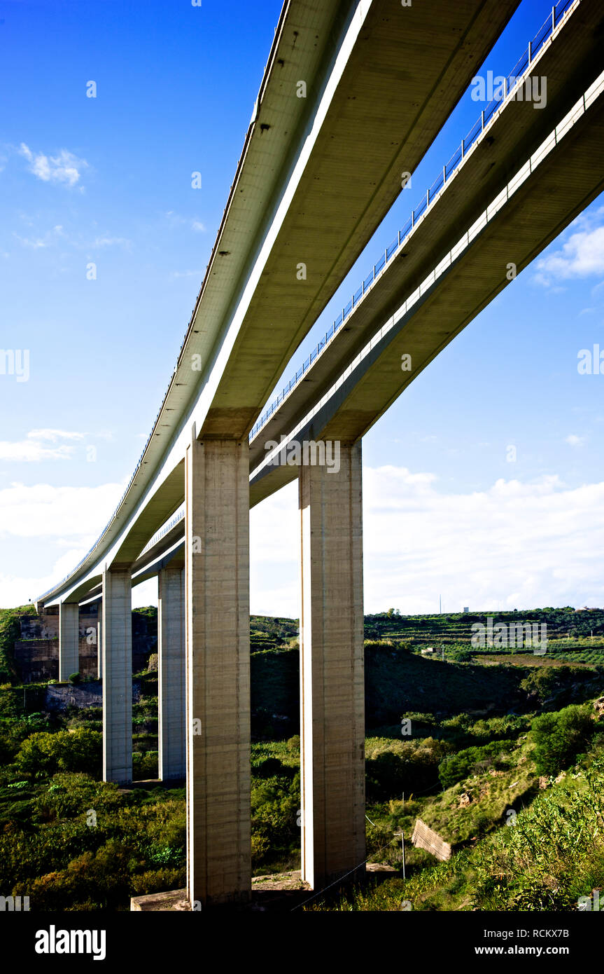 Ansicht von unten groß angelegte Straße Brücke tagsüber Sonnenlicht Stockfoto