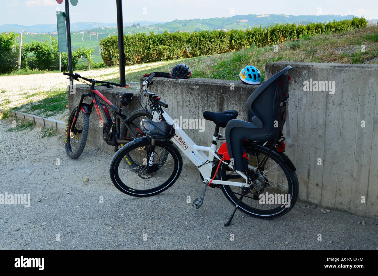 La Morra, Provinz Cuneo, Piemont, Italien. Juli 2018. In den Langhe, Ausflug mit dem Mountainbike mit elektrisch unterstützte die Pedale. Genießen Sie die Natur Stockfoto