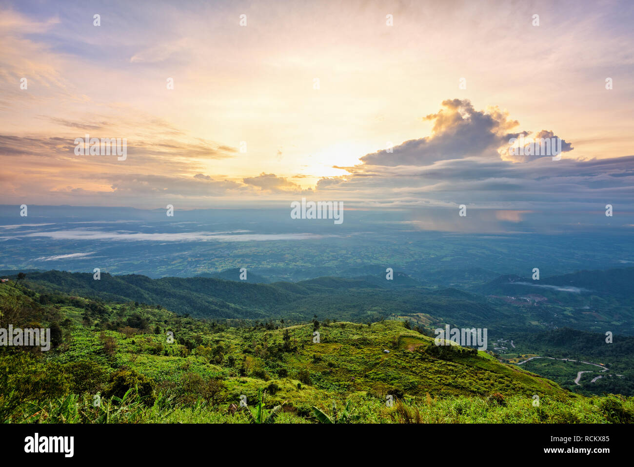 Hohe Aussicht schöne Natur Landschaft von bunten Himmel während der Sonnenaufgang auf dem Gipfel des Berges im Phu Thap Berk Viewpoint, berühmte Sehenswürdigkeiten Stockfoto