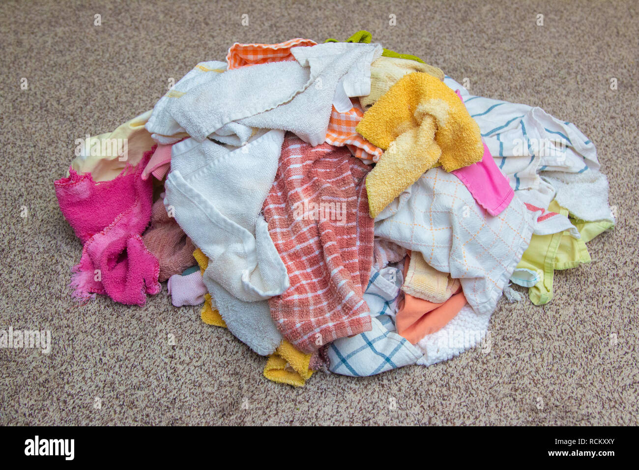 Eine Last der saubere Handtücher bereit auf dem Boden gefaltet werden. Stockfoto