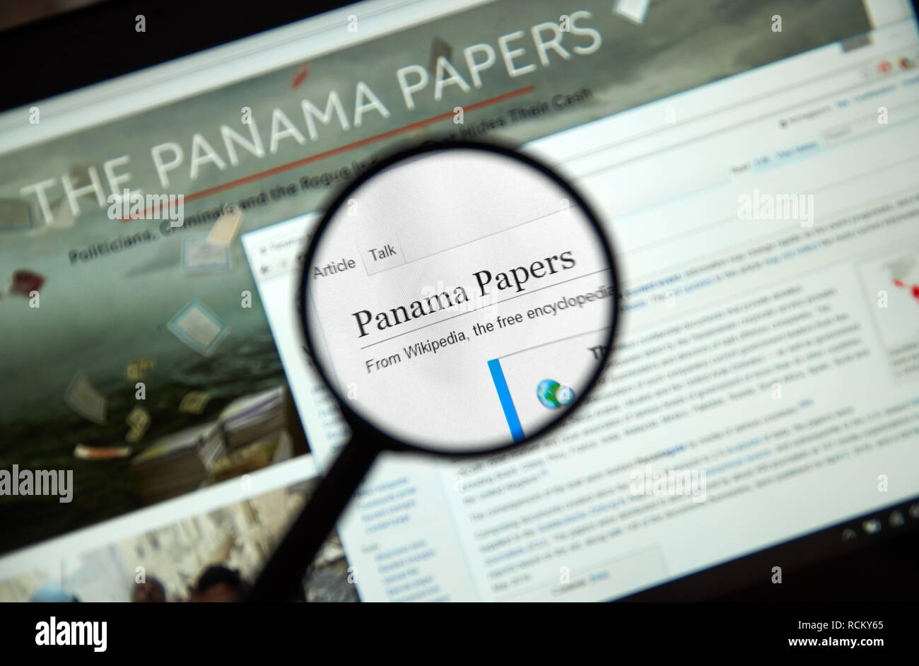 MONTREAL, KANADA - 5 April, 2016: Der Panama Papiere Webseite unter der Lupe. Es ist ein ausgelaufenes Satz von 11,5 Millionen vertrauliche Dokumente. Stockfoto
