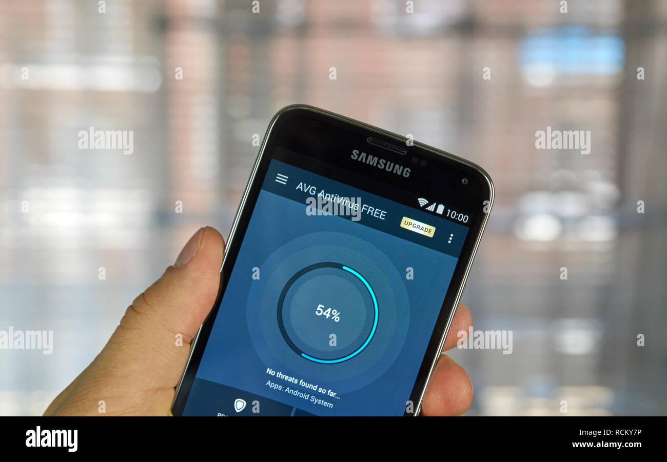 MONTREAL, KANADA - 5. APRIL 2016: AVG Antivirus auf Android Handy. AVG ist einer der beliebtesten antivirus PC und mobile Software. Stockfoto