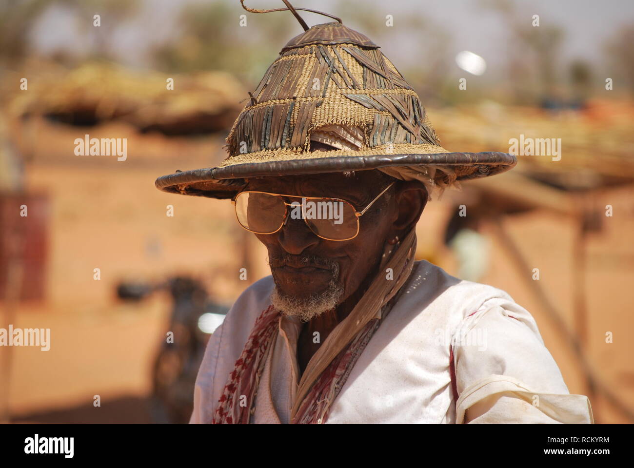 Eine ältere Fulani Mann mit Hut und Brille im Niger, Afrika Stockfoto
