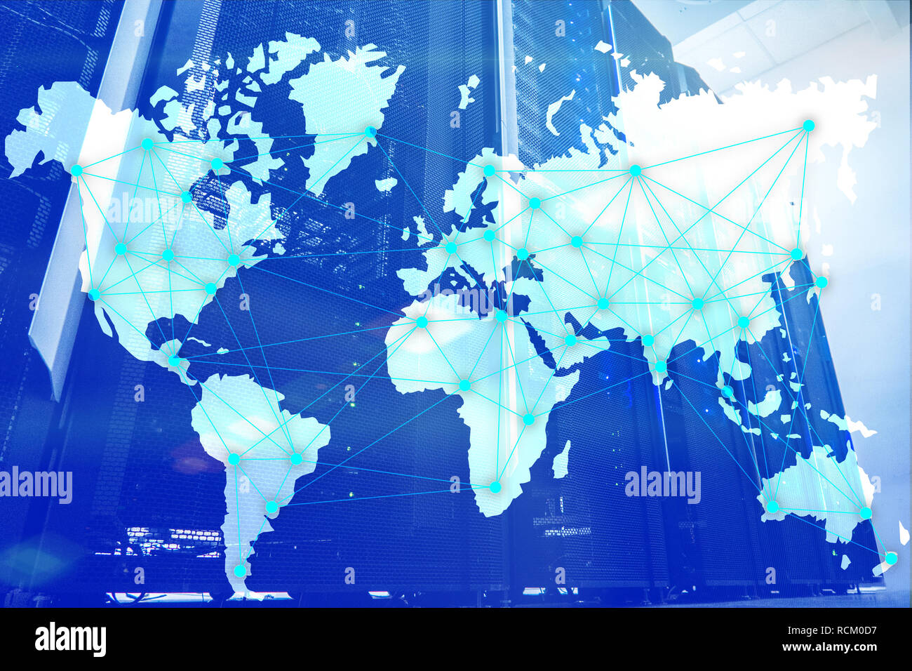 Internet und Telekommunikation Konzept mit Weltkarte auf serverraum Hintergrund. Stockfoto