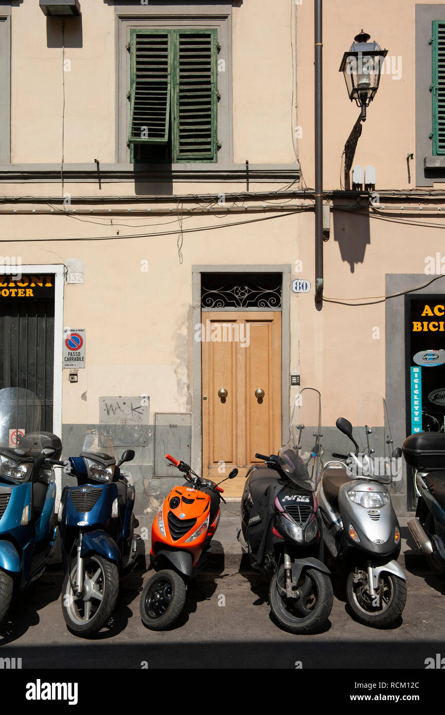 Allgemeine street view mit geparkte Motorräder und Motorroller, Florenz, Italien Stockfoto