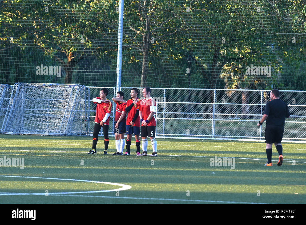 2 Chinesische Teams in einem Freundschaftsspiel am Abend Stockfoto