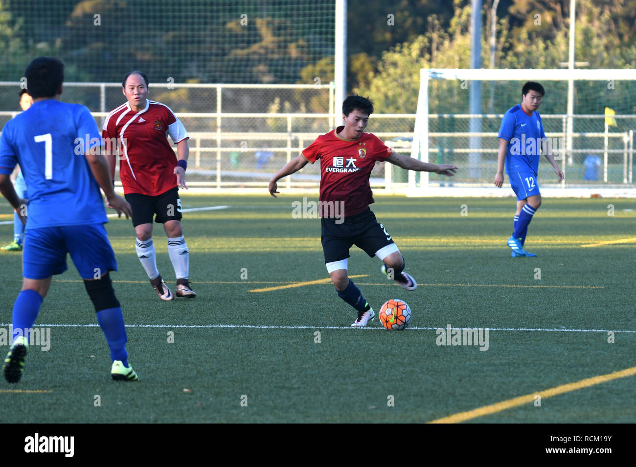 2 Chinesische Teams in einem Freundschaftsspiel am Abend Stockfoto