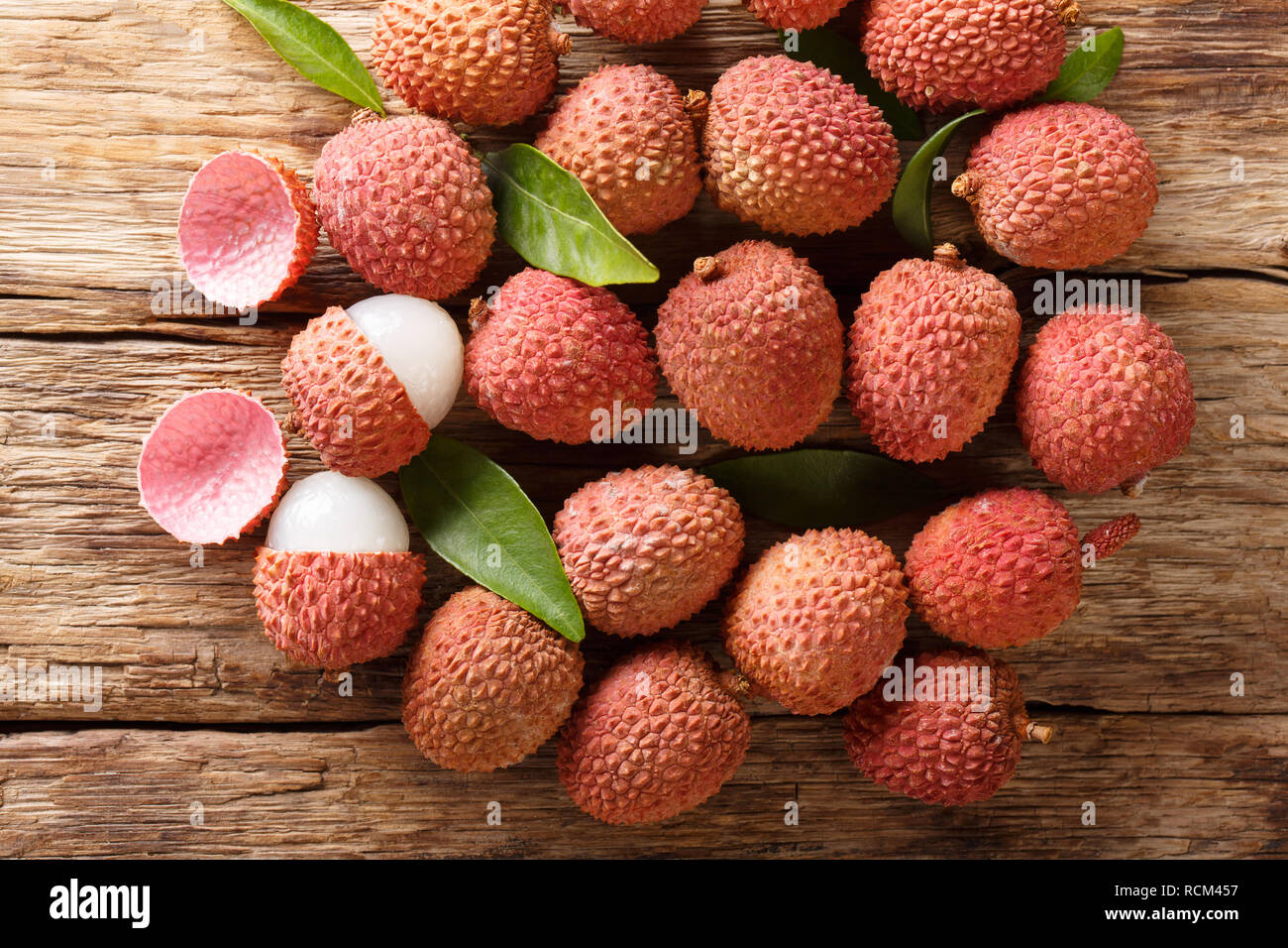 Litschi, lichee, Lychee, oder lichi, Litchi chinensis auf alten rustikalen, mit Holz Hintergrund mit Kopie Raum. horizontal oben Ansicht von oben Stockfoto
