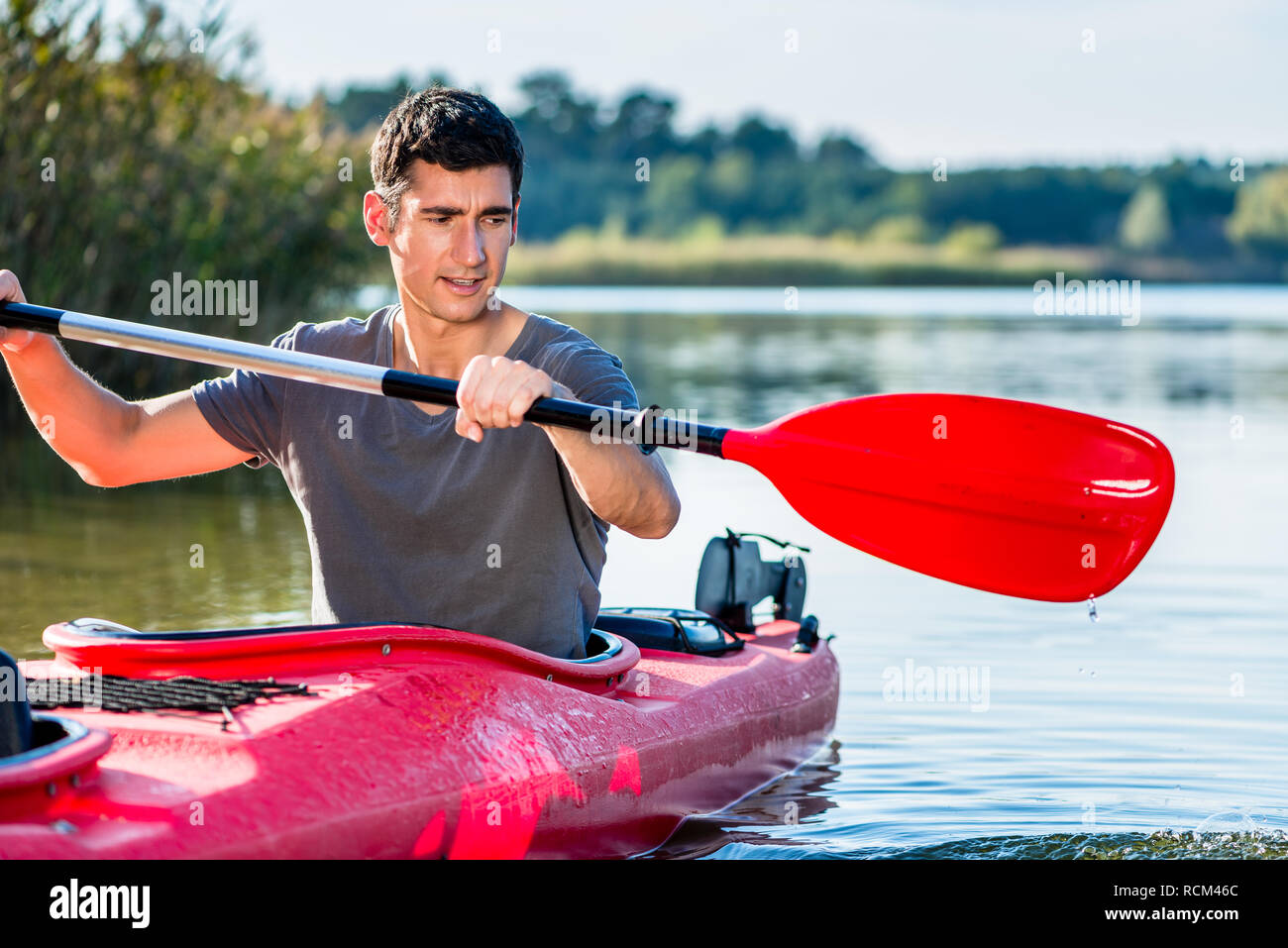 Mann Kajak auf See Stockfoto