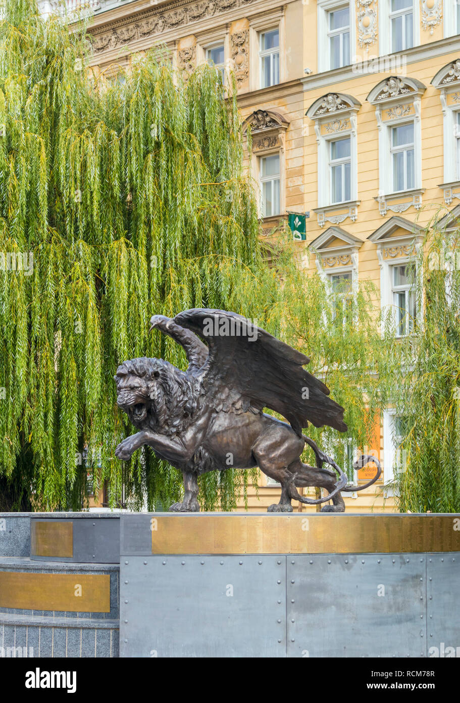 Der geflügelte Löwe Memorial von zeitgenössischen britischen Bildhauer Colin Spofforth Okřídleného Památník lva Prag Tschechische Republik Europa Stockfoto