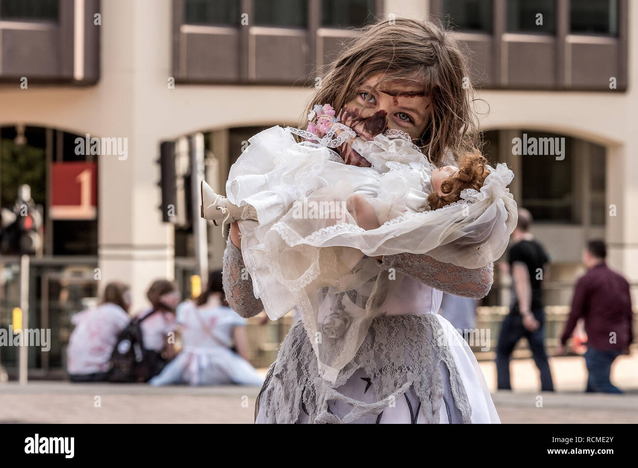 Teilnehmer in vollem Make-up und Kostüm an der Birmingham Zombie Walk - 8. August 2015, Birmingham, England Stockfoto