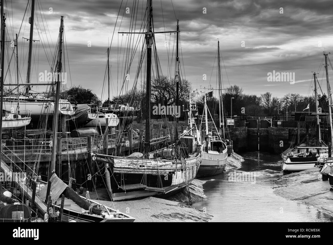 Boote im Hafen von Roggen Stockfoto