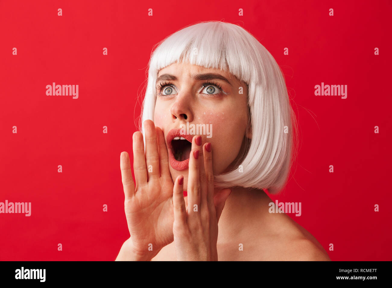 Bild einer schönen Frau über rote Wand Hintergrund tragen weiße Perücke zu schreien. Stockfoto
