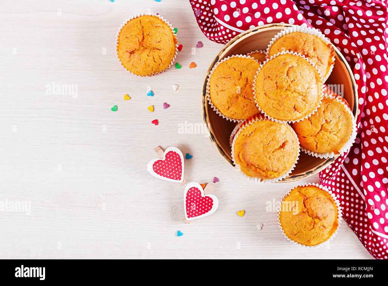 Muffins mit Kürbis. Cupcakes mit Valentinstag Dekor. Flach. Ansicht von oben. Stockfoto