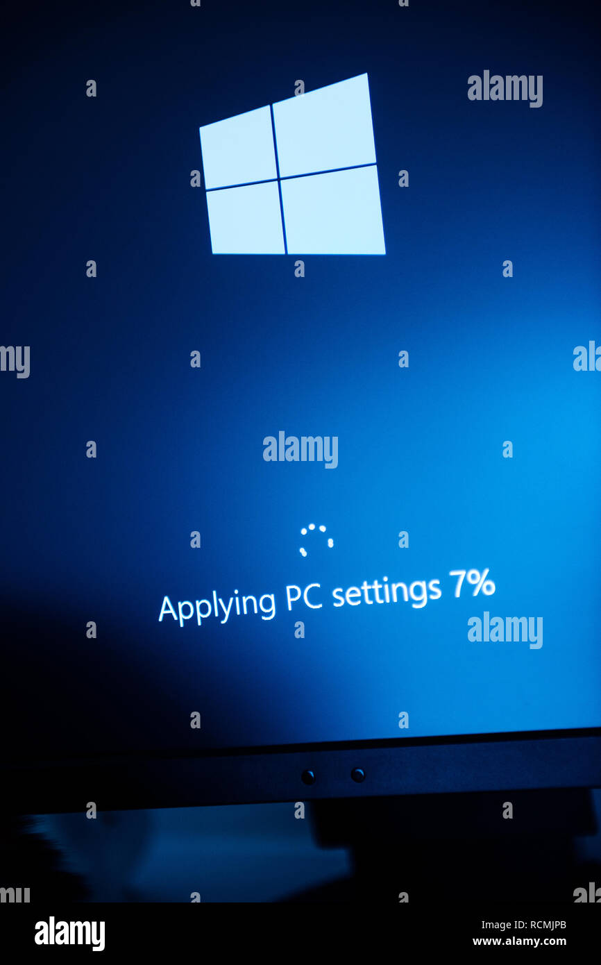 LONDON, GROSSBRITANNIEN - 13.Februar 2015: die Anwendung PC-Einstellungen und 7 Prozent Zeichen auf einem Computer Display während Microsoft Windows Installation auf einem neuen PC-Workstation Stockfoto