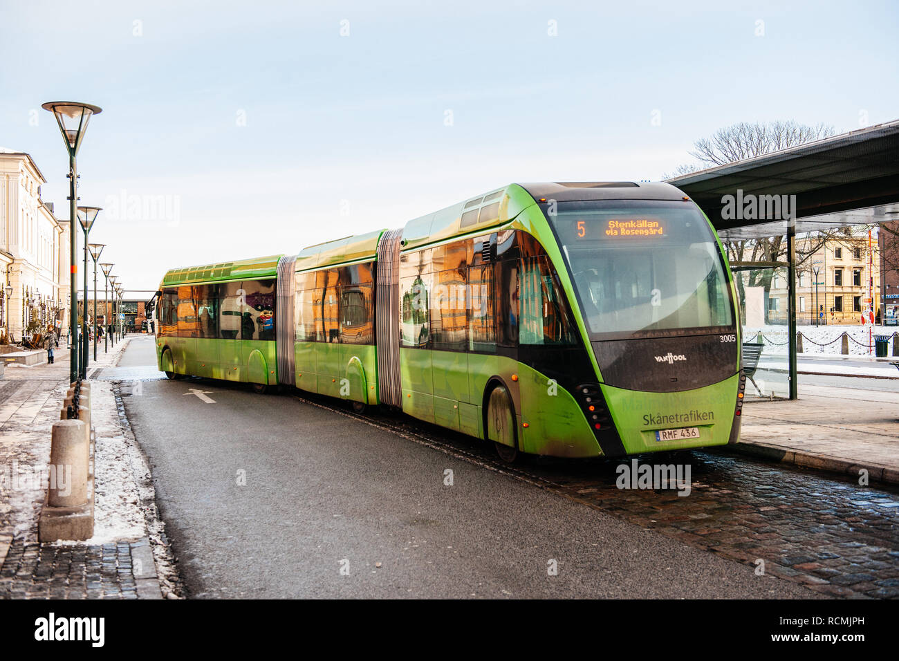 Malmö, Schweden - 29 DEZ 2014: moderne Doppel gelenkbus Van Hool 324 H Exequicity 24 Hybrid betrieben von Skanetrafiken Ankunft in Bus Station an einem kalten Wintertag - ökologische öffentliche Verkehrsmittel Linie 5 in Malmö Stockfoto