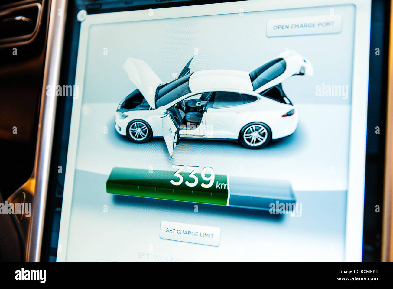 Tesla dashboard software -Fotos und -Bildmaterial in hoher Auflösung ...