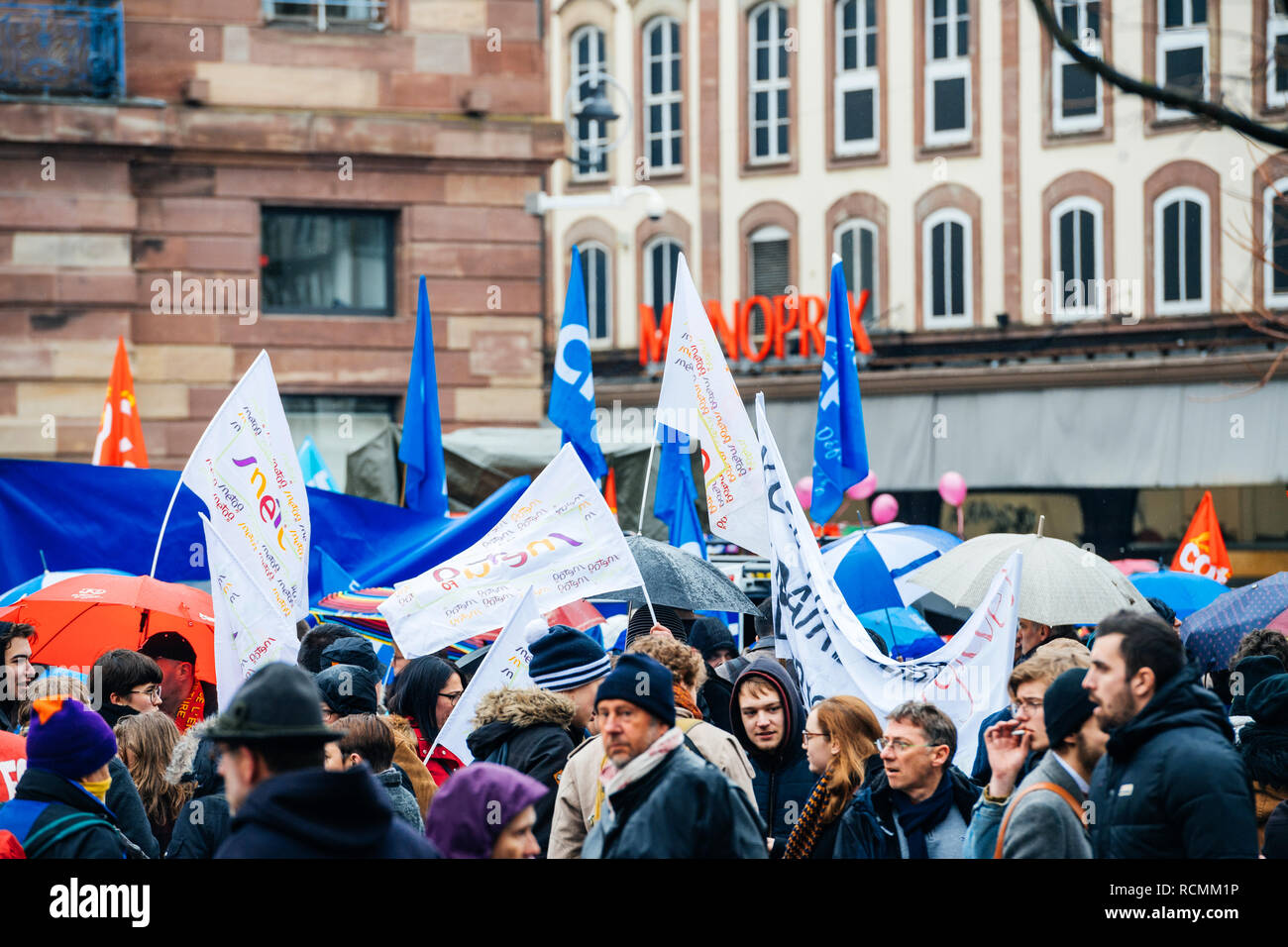 Straßburg, Frankreich - Mar 22, 2018: Masse mit Fahnen auf Demonstration Protest gegen Längestrich französische Regierung string von Reformen, Gewerkschaften der Öffentlichen Arbeiter zum Streik in Central Place Kleber Stockfoto