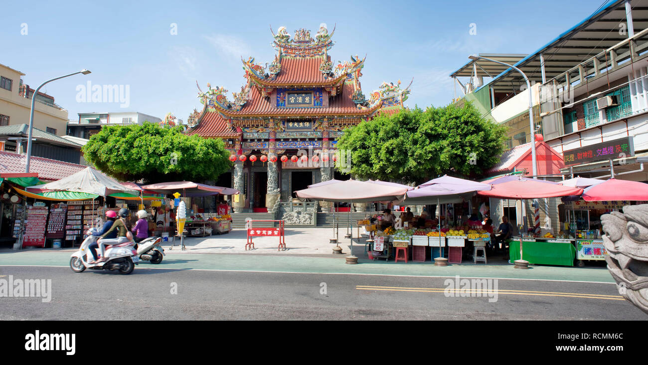 Kaohsiung, Taiwan - Dez. 9, 2018 - Buddest Tempel auf der belebten Straße in Kaohsing, Taiwan. Stockfoto
