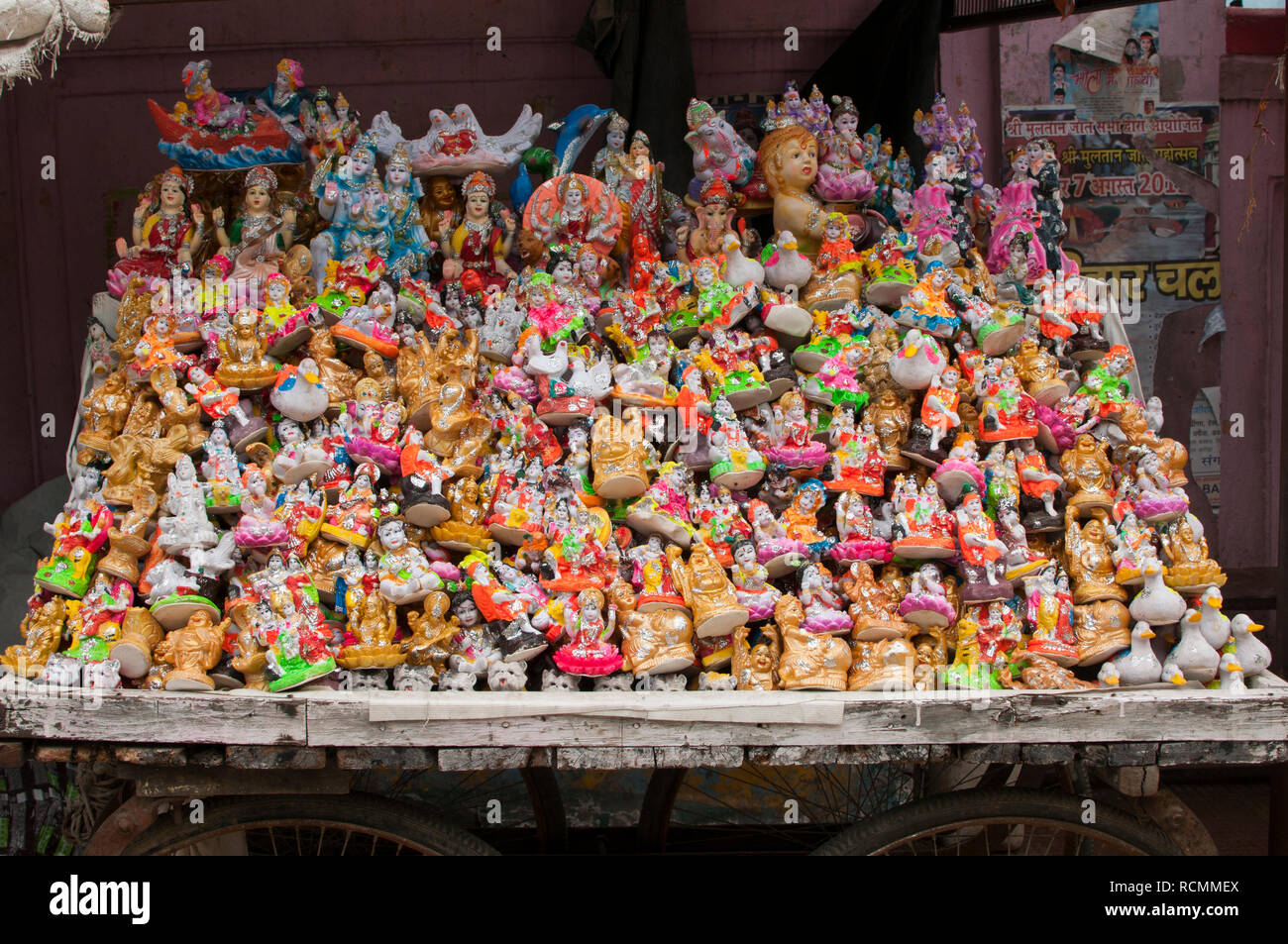 Haridwar, Uttarakhand/Indien - 19. August 2010: Aufgetürmt Götzen Stockfoto