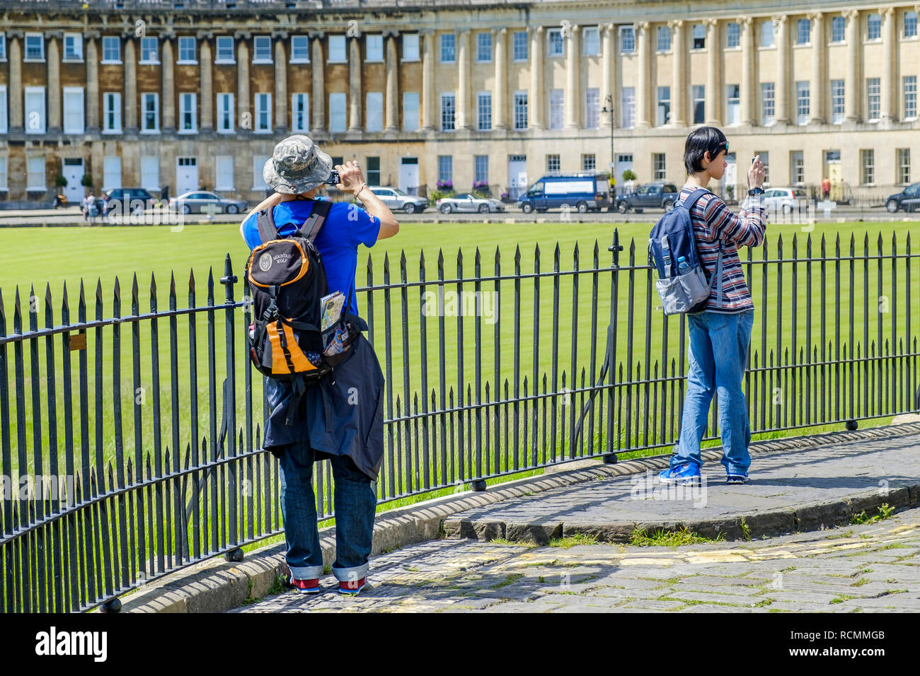 Zwei Männer/Touristen abgebildet sind ein Foto der Royal Crescent eine der kultigsten Sehenswürdigkeiten Bad in der Badewanne, Somerset England Großbritannien Stockfoto