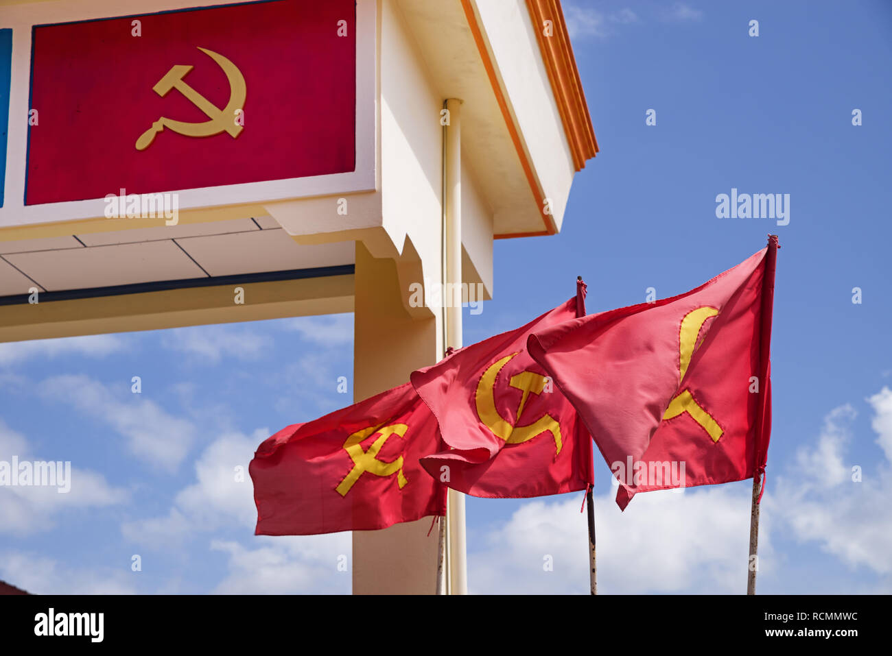 Gelb und lesen Sie Hammer und Sichel Fahnen und Dekoration auf einem Bogen in Laos sind die Flagge der Laotischen Revolutionären Volkspartei Stockfoto