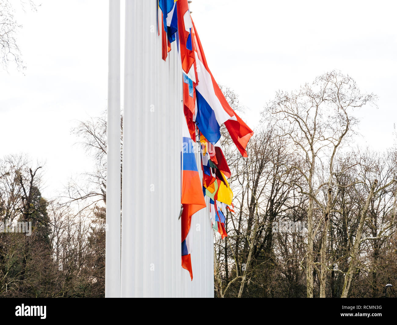 Detail der Flagge von Russland fliegen Halbmast im Europarat als Tribut und Trauer um die Opfer des Brandes an Zimnyaya Vishnya Winter Cherry Einkaufszentrum Kemerovo. Stockfoto