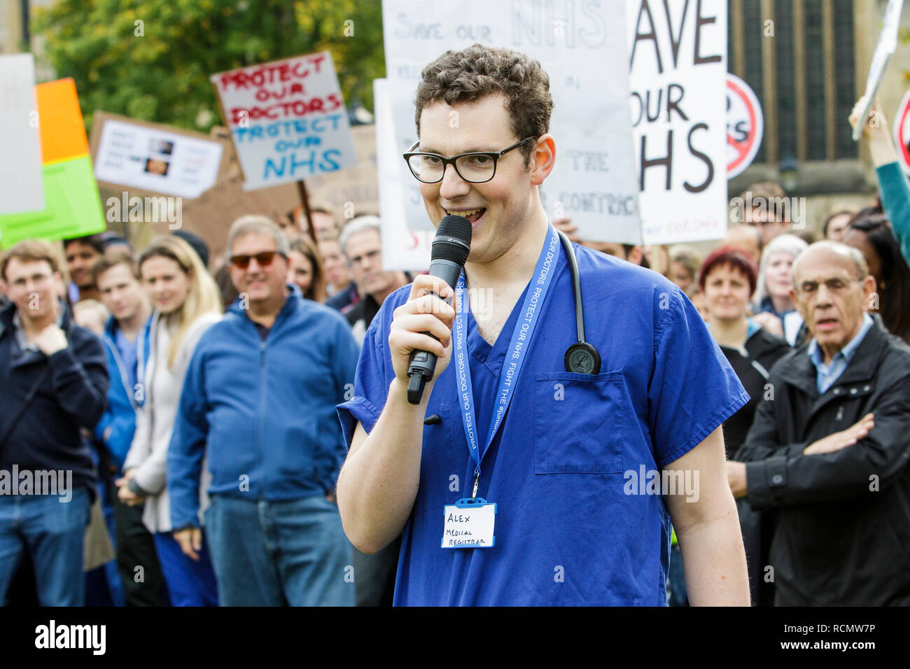 Alexander Tischler eine Medizinische Kanzlers spricht gegen eine neue Junior Arzt Verträge, die im 'Save unser NHS' Protest Demonstration Kundgebung in Bristol Stockfoto