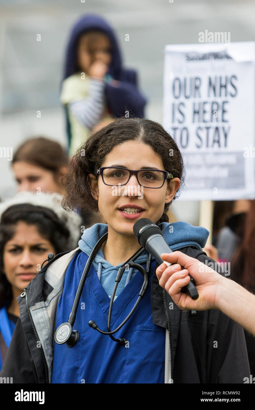 Eine NHS Arzt spricht sich gegen die neue Junior Arzt Verträge, die im 'Save unser NHS' Protest Demonstration und Kundgebung in Bristol. 10/10/2015 Stockfoto