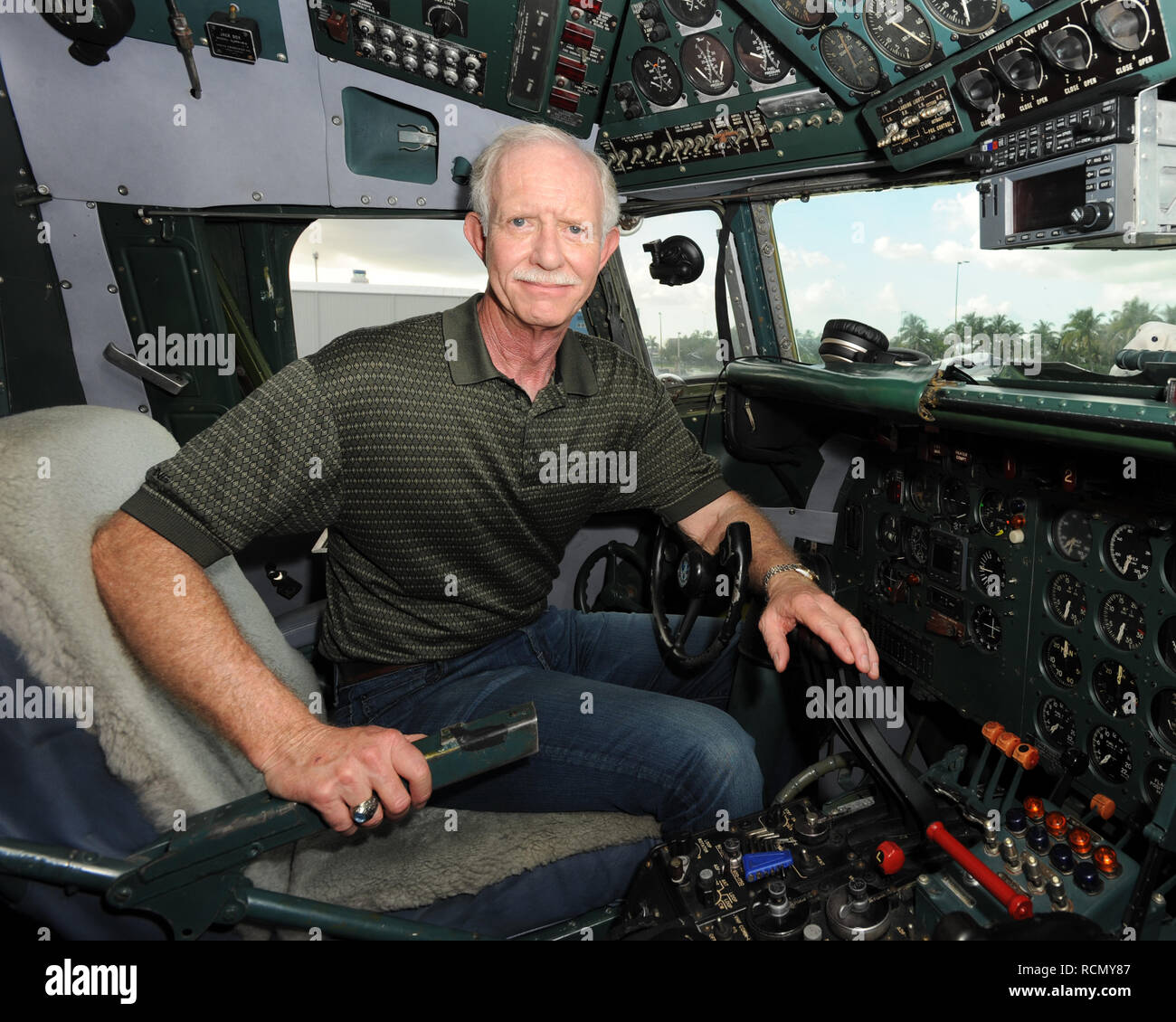 MIAMI, FL - 17. NOVEMBER: CAPTAIN'S ully" Sullenberger und Co-pilot Jeff Skiles posieren mit den Historischen 1958 DC7 für ein Vorteil von historischen Flug Foundation gehostet wird. Chesley Burnett'S ully" Sullenberger, III (geboren am 23. Januar, 1951) ist ein pensionierter Flugkapitän und der Flugsicherheit Berater. Er war als nationaler Held in den Vereinigten Staaten gefeiert, wenn er erfolgreich einen Notfall wasser Landung von US Airways Flug 1549 in den Hudson River von Manhattan, New York City ausgeführt, nachdem das Flugzeug durch ein Schwarm Kanadagänse während seiner ersten Aufstieg aus LaGuardia Airport o deaktiviert wurde Stockfoto