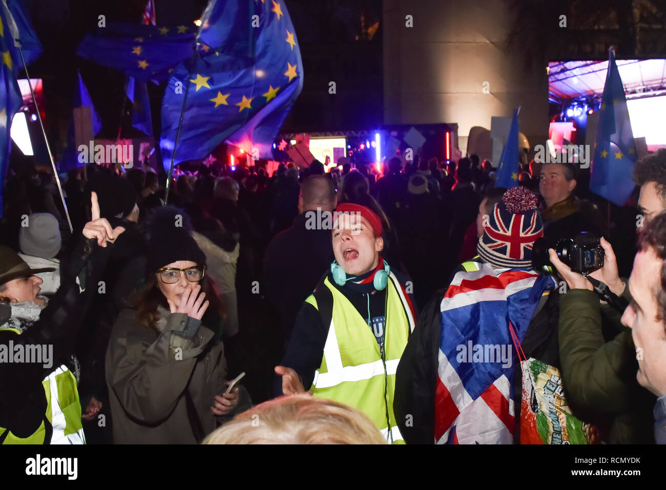 Parliament Square, London, UK. 15. Januar 2019. Eine kleine Gruppe von 'gelb' kurz zu Fuß über den Platz. Tag der Entscheidung leben, die die Abstimmung im Parlament Platz. Menschen versammeln sich die Debatte im Parlament zu beobachten und die endgültige Abstimmung über die Brexit beschäftigen. Quelle: Matthew Chattle/Alamy leben Nachrichten Stockfoto