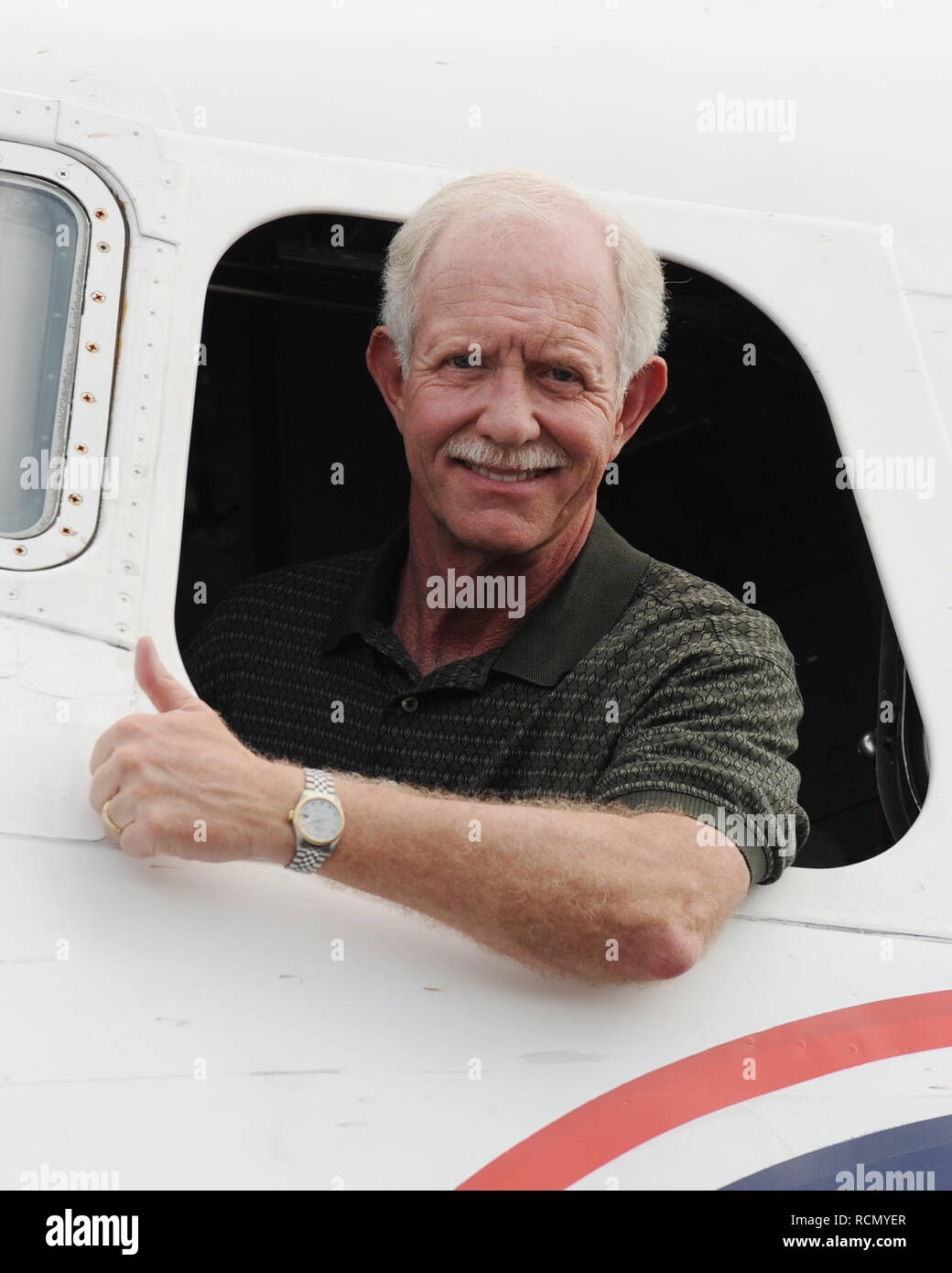 MIAMI, FL - 17. NOVEMBER: CAPTAIN'S ully" Sullenberger und Co-pilot Jeff Skiles posieren mit den Historischen 1958 DC7 für ein Vorteil von historischen Flug Foundation gehostet wird. Chesley Burnett'S ully" Sullenberger, III (geboren am 23. Januar, 1951) ist ein pensionierter Flugkapitän und der Flugsicherheit Berater. Er war als nationaler Held in den Vereinigten Staaten gefeiert, wenn er erfolgreich einen Notfall wasser Landung von US Airways Flug 1549 in den Hudson River von Manhattan, New York City ausgeführt, nachdem das Flugzeug durch ein Schwarm Kanadagänse während seiner ersten Aufstieg aus LaGuardia Airport o deaktiviert wurde Stockfoto
