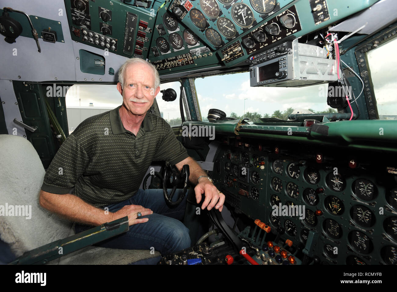 MIAMI, FL - 17. NOVEMBER: CAPTAIN'S ully" Sullenberger und Co-pilot Jeff Skiles posieren mit den Historischen 1958 DC7 für ein Vorteil von historischen Flug Foundation gehostet wird. Chesley Burnett'S ully" Sullenberger, III (geboren am 23. Januar, 1951) ist ein pensionierter Flugkapitän und der Flugsicherheit Berater. Er war als nationaler Held in den Vereinigten Staaten gefeiert, wenn er erfolgreich einen Notfall wasser Landung von US Airways Flug 1549 in den Hudson River von Manhattan, New York City ausgeführt, nachdem das Flugzeug durch ein Schwarm Kanadagänse während seiner ersten Aufstieg aus LaGuardia Airport o deaktiviert wurde Stockfoto