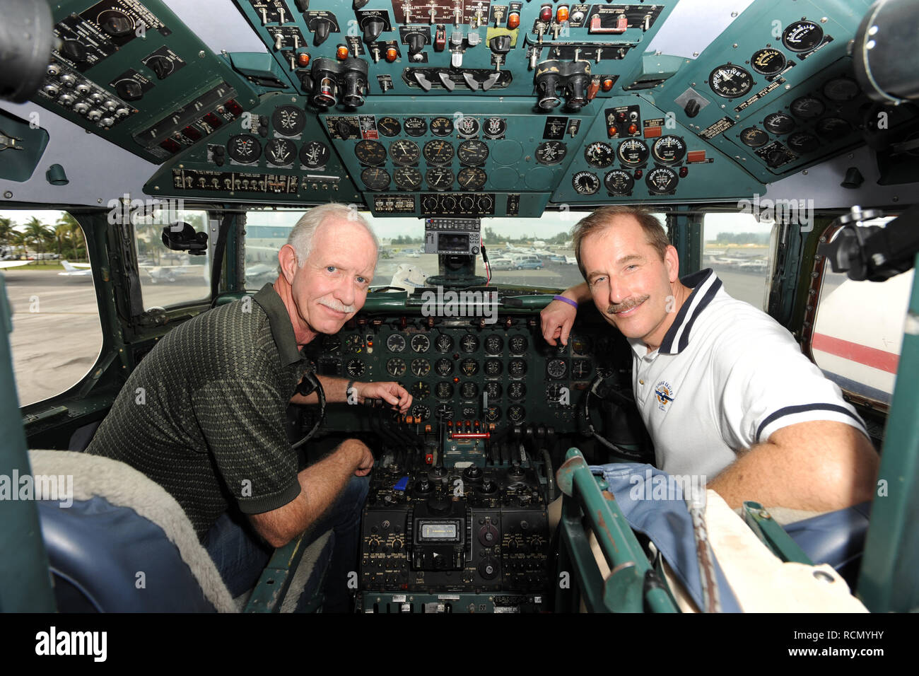 MIAMI, FL - 17. NOVEMBER: CAPTAIN'S ully" Sullenberger und Co-pilot Jeff Skiles posieren mit den Historischen 1958 DC7 für ein Vorteil von historischen Flug Foundation gehostet wird. Chesley Burnett'S ully" Sullenberger, III (geboren am 23. Januar, 1951) ist ein pensionierter Flugkapitän und der Flugsicherheit Berater. Er war als nationaler Held in den Vereinigten Staaten gefeiert, wenn er erfolgreich einen Notfall wasser Landung von US Airways Flug 1549 in den Hudson River von Manhattan, New York City ausgeführt, nachdem das Flugzeug durch ein Schwarm Kanadagänse während seiner ersten Aufstieg aus LaGuardia Airport o deaktiviert wurde Stockfoto