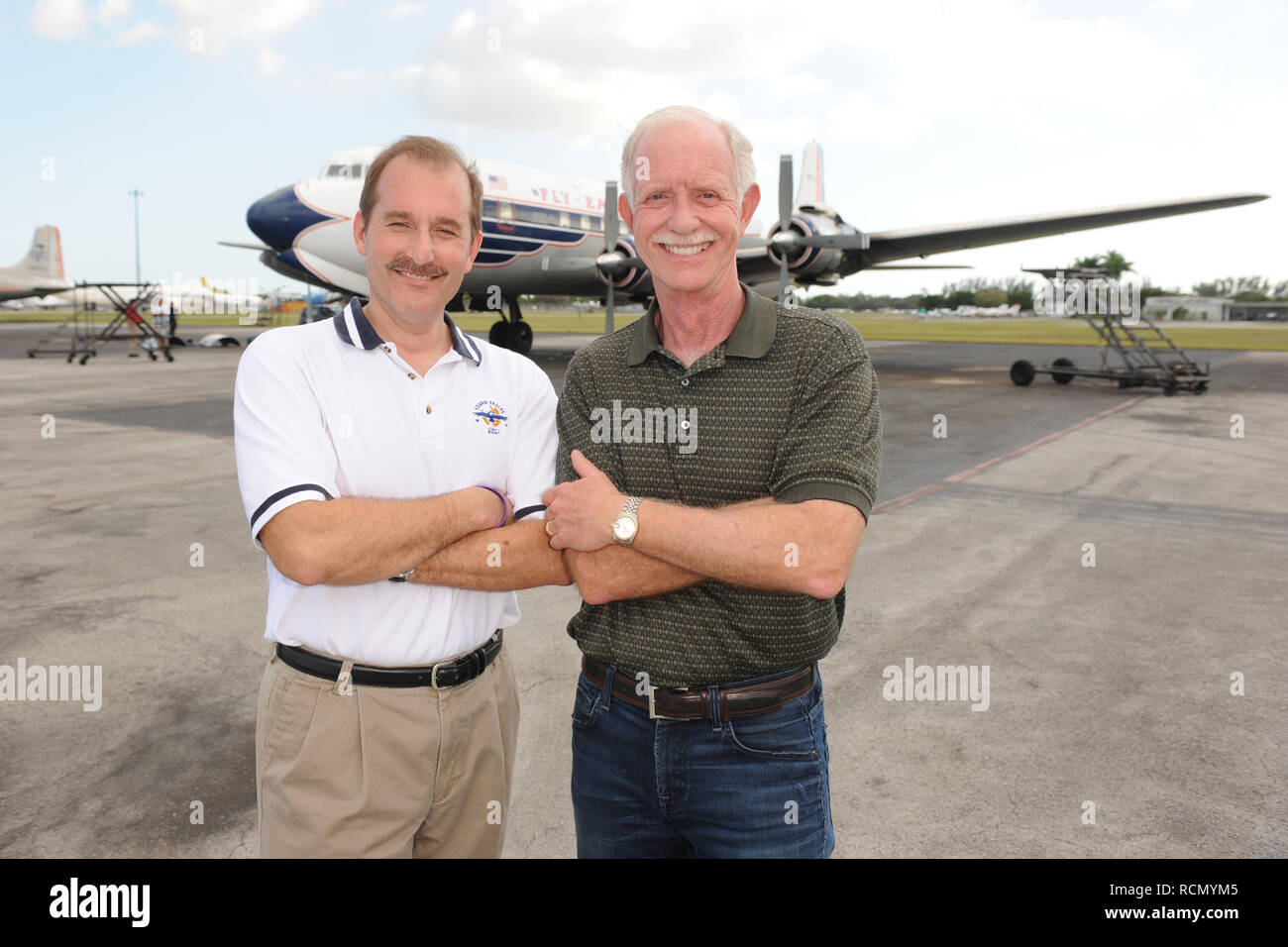 MIAMI, FL - 17. NOVEMBER: CAPTAIN'S ully" Sullenberger und Co-pilot Jeff Skiles posieren mit den Historischen 1958 DC7 für ein Vorteil von historischen Flug Foundation gehostet wird. Chesley Burnett'S ully" Sullenberger, III (geboren am 23. Januar, 1951) ist ein pensionierter Flugkapitän und der Flugsicherheit Berater. Er war als nationaler Held in den Vereinigten Staaten gefeiert, wenn er erfolgreich einen Notfall wasser Landung von US Airways Flug 1549 in den Hudson River von Manhattan, New York City ausgeführt, nachdem das Flugzeug durch ein Schwarm Kanadagänse während seiner ersten Aufstieg aus LaGuardia Airport o deaktiviert wurde Stockfoto