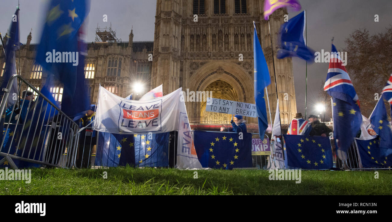 Westminster, London, Großbritannien. 15. Januar, 2019. Demonstranten außerhalb des Victoria Tower in den Häusern des Parlaments am Abend die "sinnvolle Abstimmung" gehalten wird, von der Hochschule Grün gesehen. Theresa's kann Brexit befassen wird durch 230 Stimmen, hat die Regierung die größte Niederlage auf. Credit: Malcolm Park/Alamy Leben Nachrichten. Stockfoto