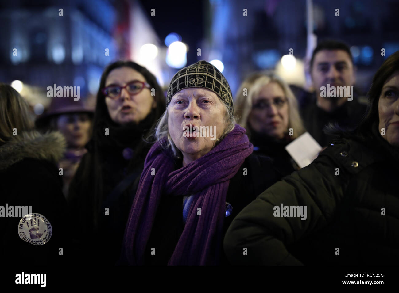 Madrid, Spanien. 15 Jan, 2019. Frauen werden gesehen, Parolen während des Protestes. Tausende von Menschen an der Puerta del Sol in Madrid versammelt waren, zu behaupten, dass die Rechte der Frauen nicht verhandelt. Credit: Jesus Hellin/SOPA Images/ZUMA Draht/Alamy leben Nachrichten Stockfoto