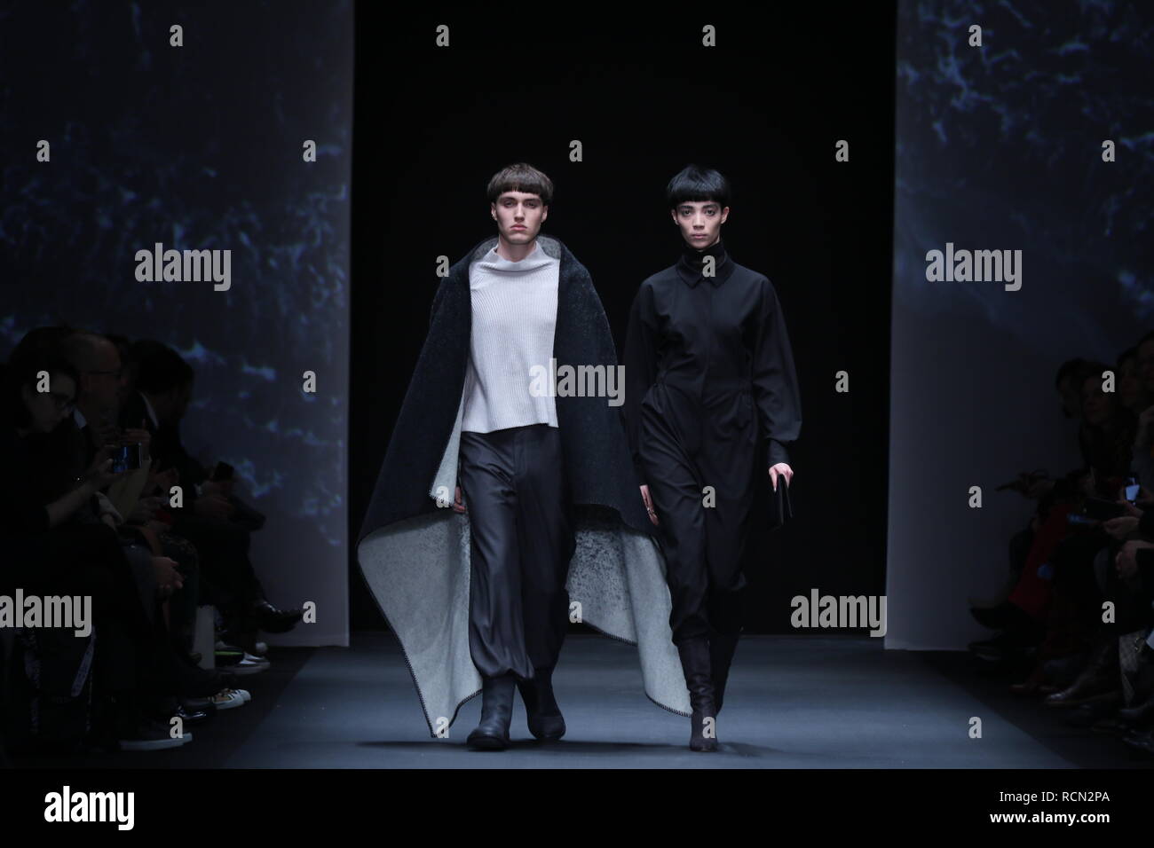 Berlin, Deutschland, 15. Januar 2019, NEONYT Modenschau auf der Mercedes-Benz Fashion Week (Mbfw) Herbst/Winter 2019 im eWerk Berlin in Berlin-Mitte. Die Neonyt Fashion Show präsentiert die besten Stücke durch nationale und internationale nachhaltige Mode Labels, kuratiert multi-Marken sieht zusammengestellt. Kap ROROS TWEED pullover Hose EDELZIEGE BRACHMANN Schuhe TRIPPEN Credit: SAO Struck/Alamy leben Nachrichten Stockfoto