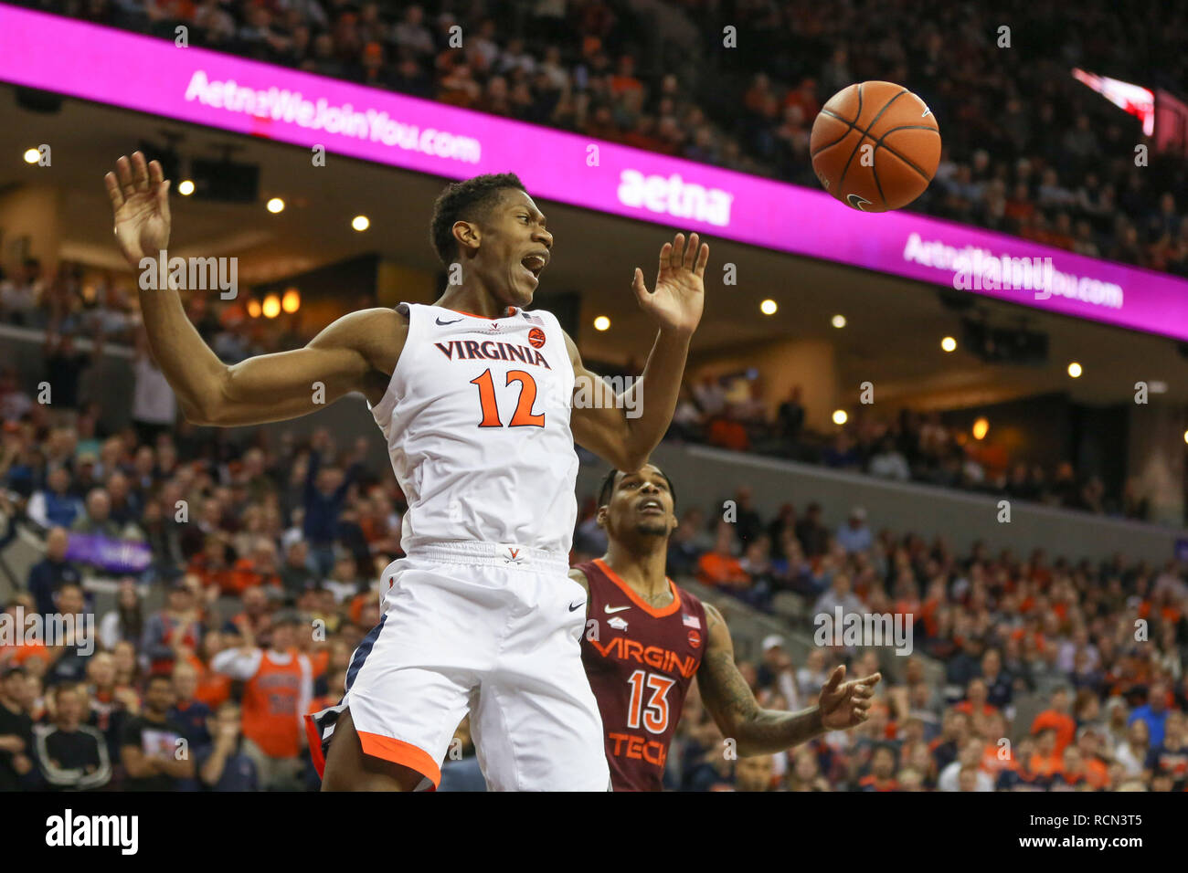 Januar 15, 2019: Virginia Cavaliers guard De' Andre Jäger (12) taucht der Ball in der ersten Hälfte des NCAA Basketball Aktion zwischen der Virginia Kavaliere und der Virginia Tech Hokies an der John Paul Jones Arena Charlottesville, VA. Jonathan Huff/CSM Stockfoto