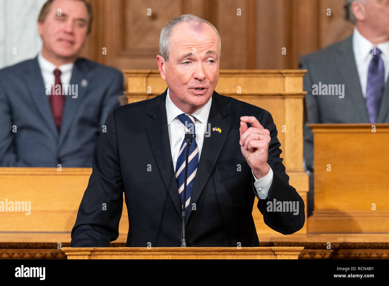 New Jersey Governor Phil Murphy, die 2019 in New Jersey vor dem Zusammenbau Kammern im New Jersey State House in Trenton. Stockfoto