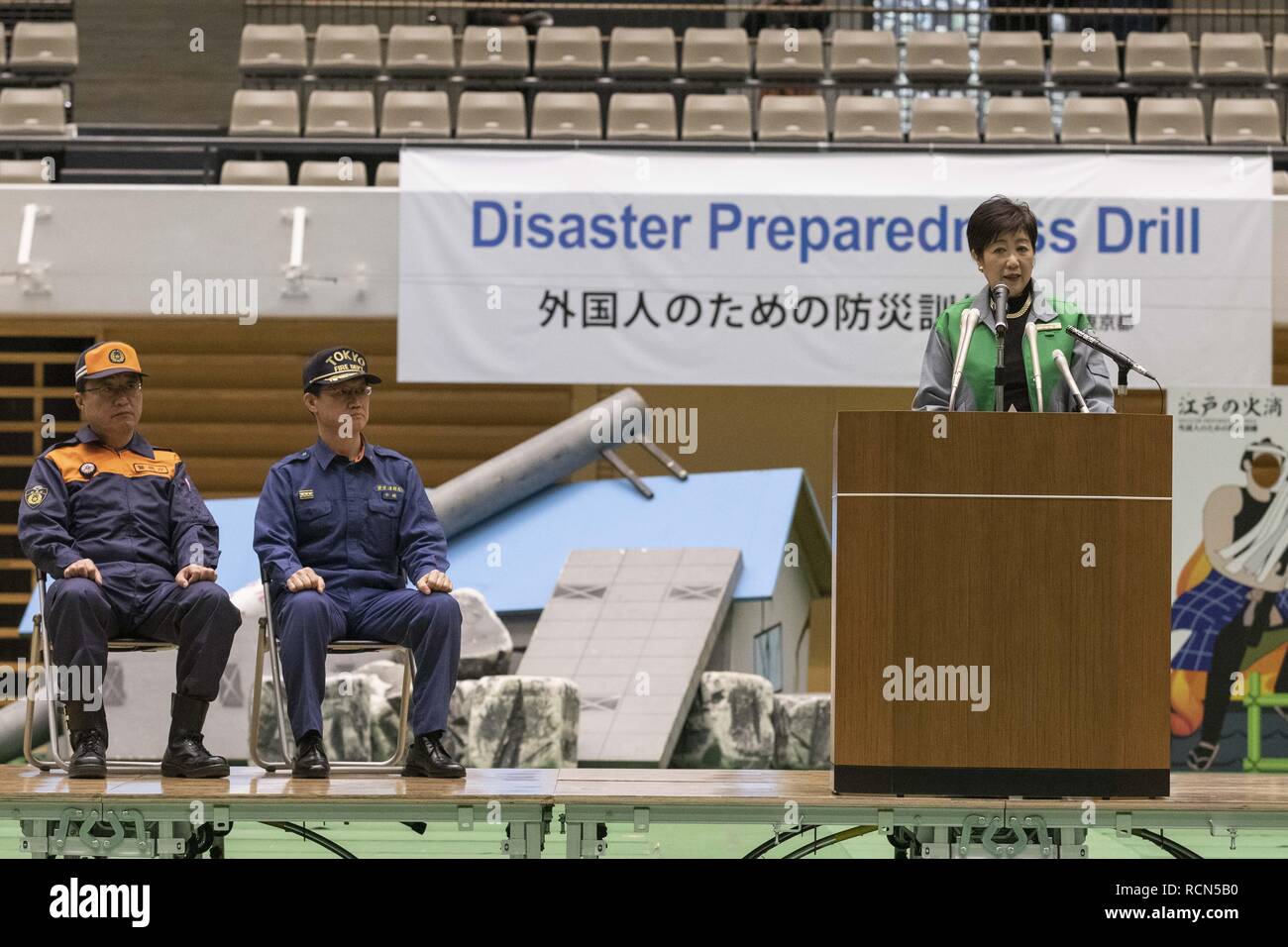 Tokio, Japan. 16 Jan, 2019. Tokio Gouverneur Yuriko Koike liefert eine Rede während der Katastrophenvorsorge Bohrer für ausländische Einwohner im GJ 2018 Komazawa Olympic Park Allgemeine Sportplatz. Über 263 Teilnehmer (einschließlich Tokyo ausländische Bewohner und der Mitglieder von Botschaften und internationalen Organisationen) wurden angewiesen, wie sie sich im Falle von Erdbeben Katastrophe zu schützen, indem die Tokyo Feuerwehr mit der Unterstützung von freiwilligen Dolmetschern in Englisch, Chinesisch, Spanisch und Französisch. Die Teilnehmer lernten, Brust Kompression, Vorschriften des Tierheim leben und erlebt die Sha Stockfoto