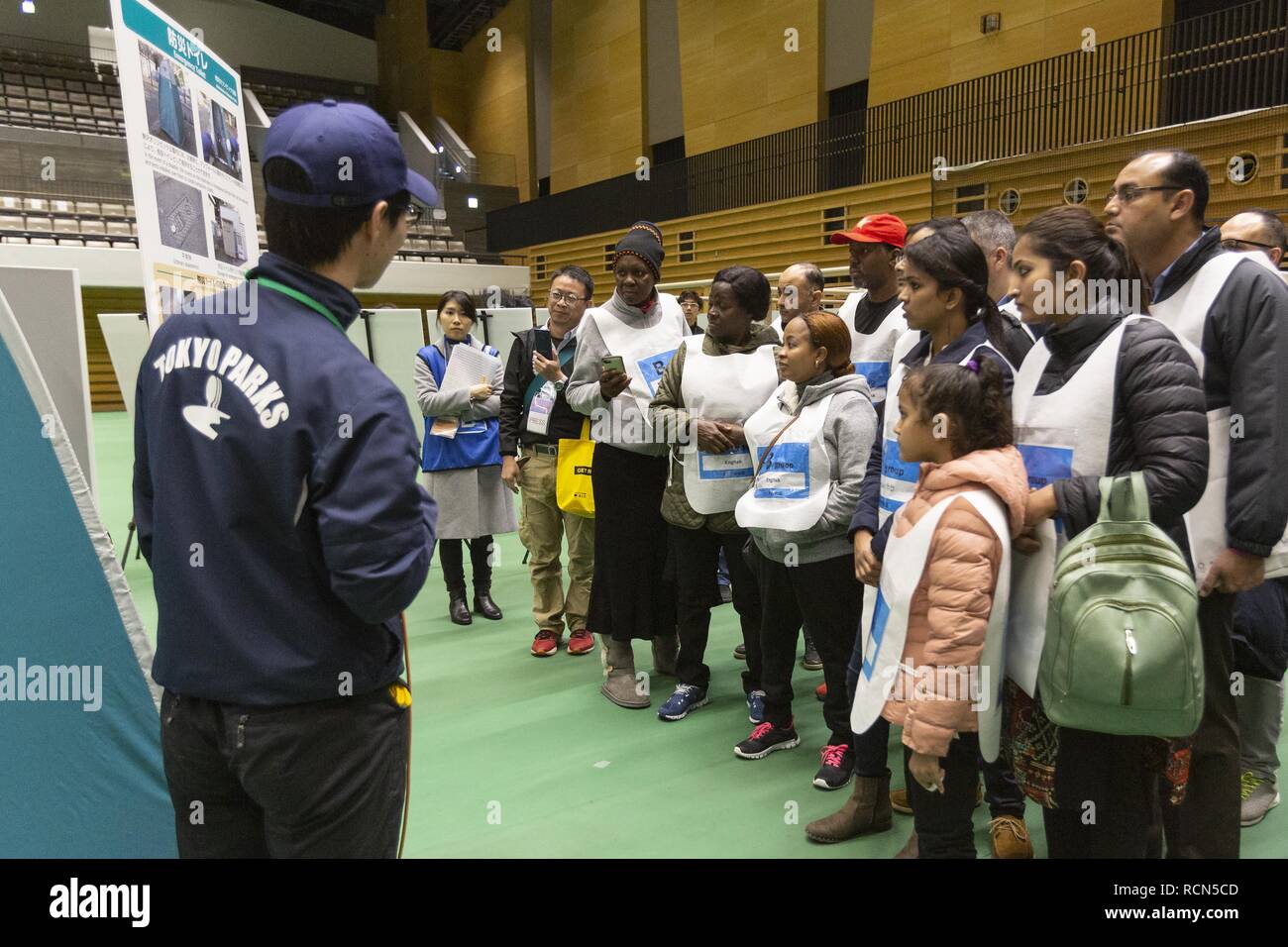 Tokio, Japan. 16 Jan, 2019. Ausländische Einwohner nehmen an der Katastrophenvorsorge Bohrer für ausländische Einwohner im GJ 2018 Komazawa Olympic Park Allgemeine Sportplatz. Über 263 Teilnehmer (einschließlich Tokyo ausländische Bewohner und der Mitglieder von Botschaften und internationalen Organisationen) wurden angewiesen, wie sie sich im Falle von Erdbeben Katastrophe zu schützen, indem die Tokyo Feuerwehr mit der Unterstützung von freiwilligen Dolmetschern in Englisch, Chinesisch, Spanisch und Französisch. Die Teilnehmer lernten, Brust Kompression, Vorschriften des Tierheim leben und erlebt das Schütteln eines schweren Erdbebens t Stockfoto