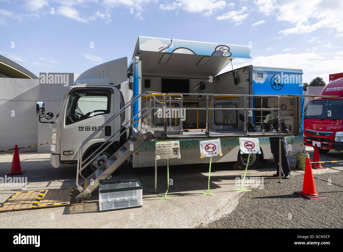 Tokio, Japan. 16 Jan, 2019. Ein Erdbeben simulator Fahrzeug auf Anzeige während der Katastrophenvorsorge Bohrer für ausländische Einwohner im GJ 2018 Komazawa Olympic Park Allgemeine Sportplatz. Über 263 Teilnehmer (einschließlich Tokyo ausländische Bewohner und der Mitglieder von Botschaften und internationalen Organisationen) wurden angewiesen, wie sie sich im Falle von Erdbeben Katastrophe zu schützen, indem die Tokyo Feuerwehr mit der Unterstützung von freiwilligen Dolmetschern in Englisch, Chinesisch, Spanisch und Französisch. Die Teilnehmer lernten, Brust Kompression, Vorschriften des Tierheim leben und erlebte die Shakin Stockfoto