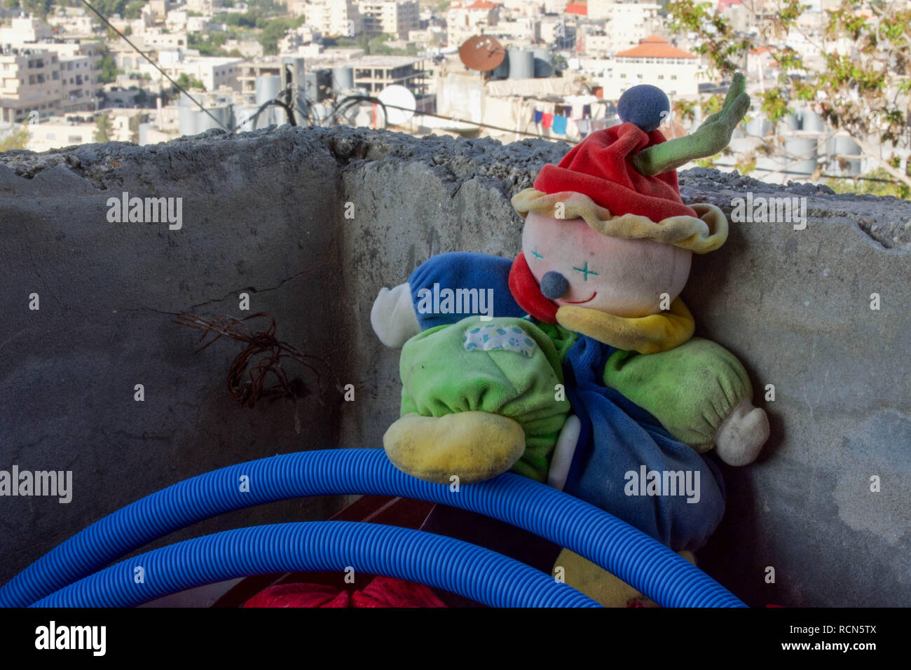 Bethlehem, Palästina. 1 Apr, 2018. Ein altes Spielzeug auf dem Balkon eines Palästinensischen Home in der West Bank mit dem dheisheh Flüchtlingslager im Hintergrund gesehen. Credit: Zuzanna Rabikowska/SOPA Images/ZUMA Draht/Alamy leben Nachrichten Stockfoto